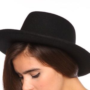 H&M Premium Selection Hat in felted wool with a band. Width of brim 3 1/2 in.